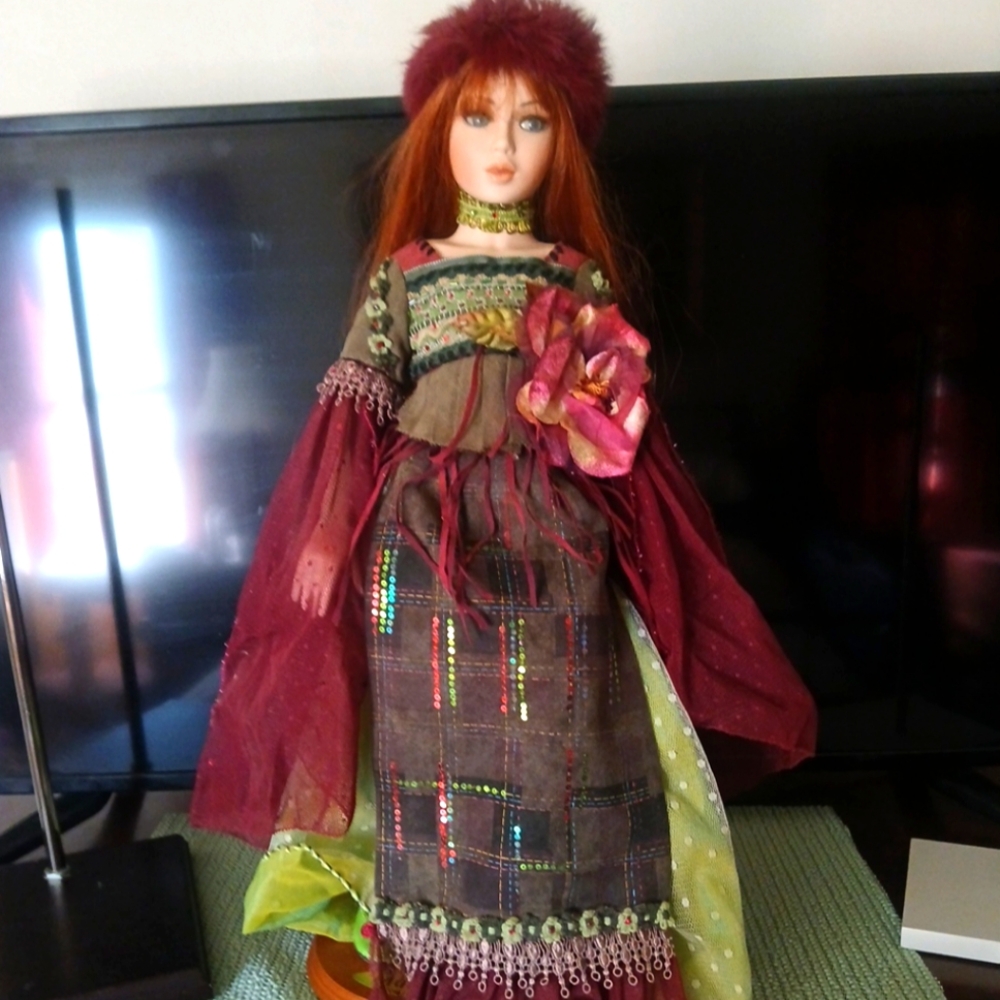 Mundia Russian Doll 18inch w/stand